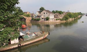 photograph of the Grand Canal in Wuxi, Jiangsu province