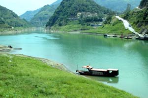 photo of a boat in Hanjiang River in Shaanxi province